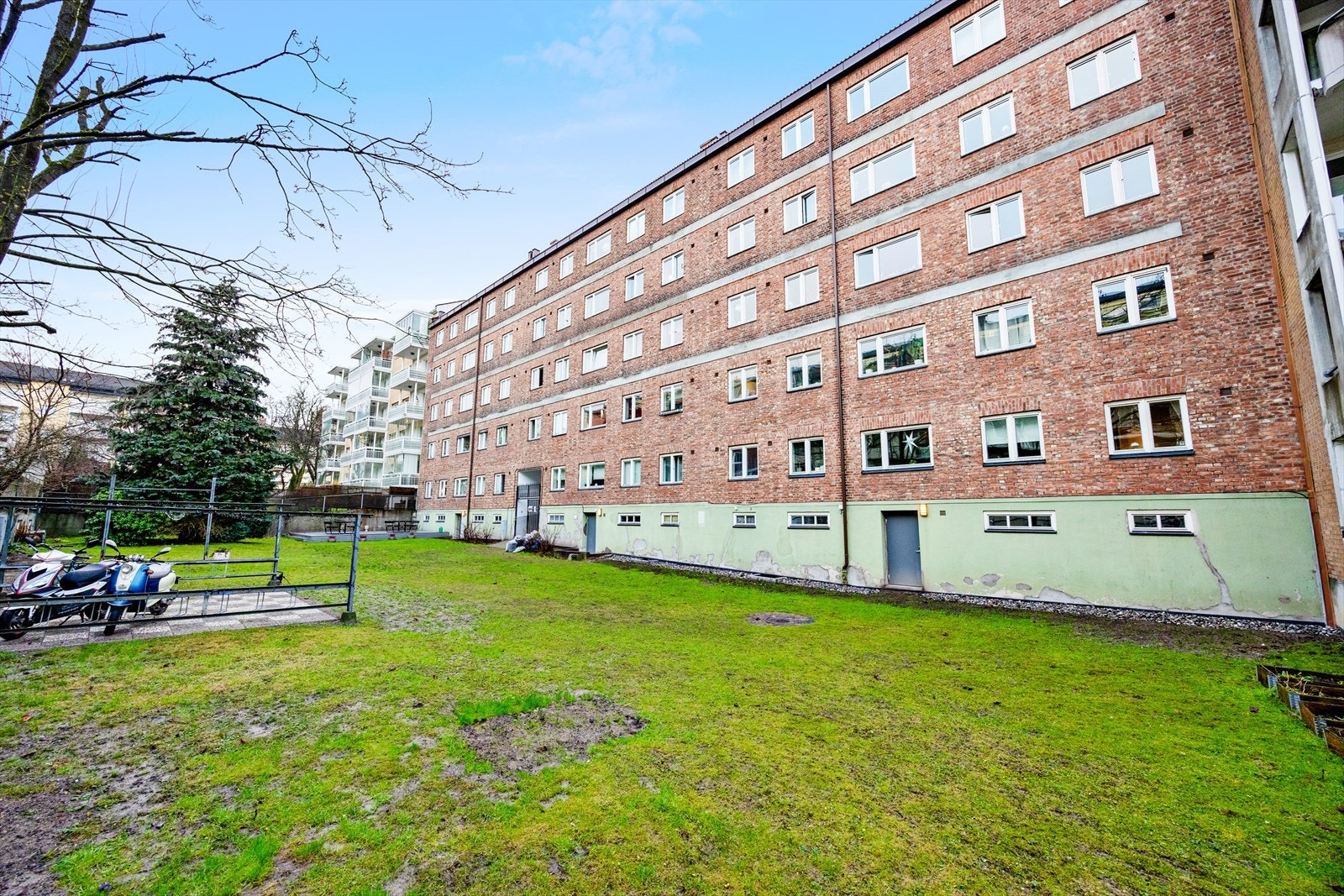 Klassisk bygård fra 1936. Leiligheten disponerer to boder, en på loft og en i kjeller. Galleribilde