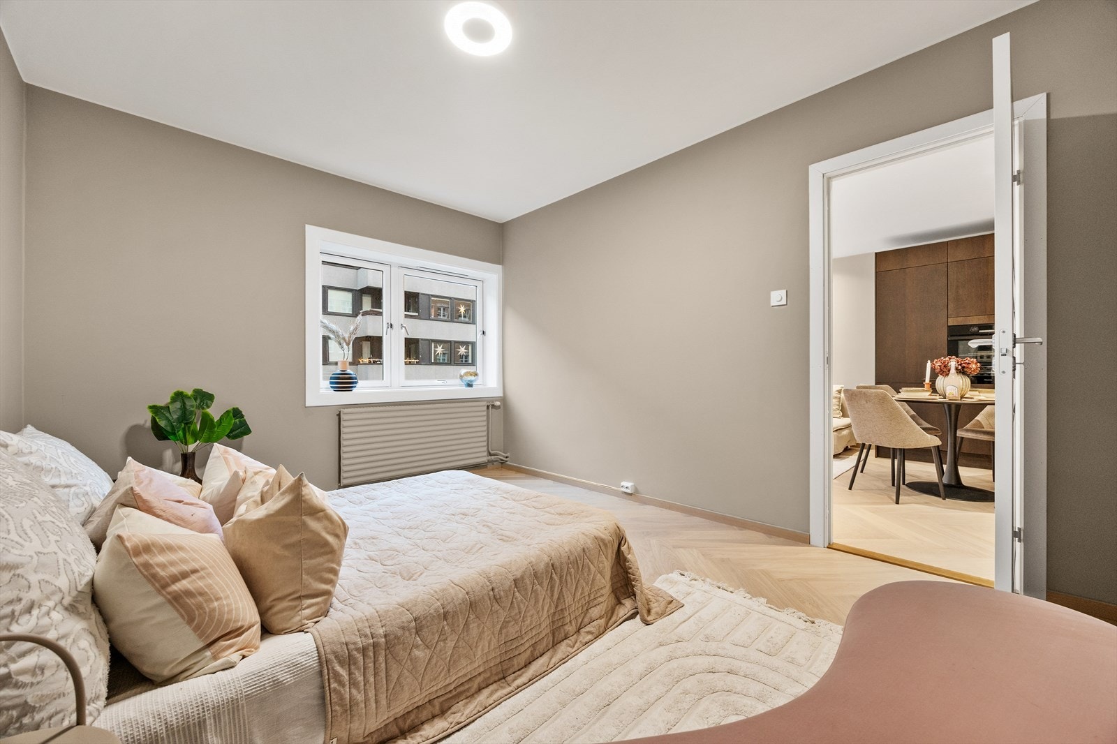 Leiligheten inneholder to soverom. Hovedsoverommet har god plass til dobbeltseng. Galleribilde