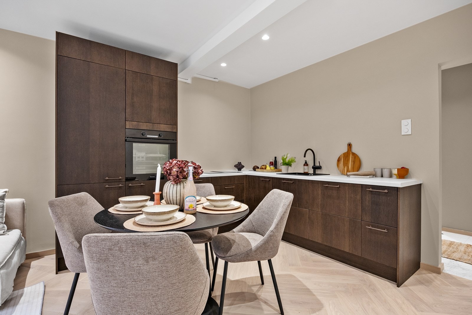 Nytt Epoq kjøkken fra 2025 har slette fronter, laminat benkeplate og integrerte hvitevarer. Galleribilde