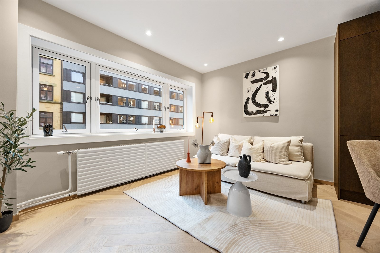 Stuen har en takhøyde på 248 cm, som sammen med de store vindusflatene gir en luftig romfølelse. Med downlights i tak. Galleribilde