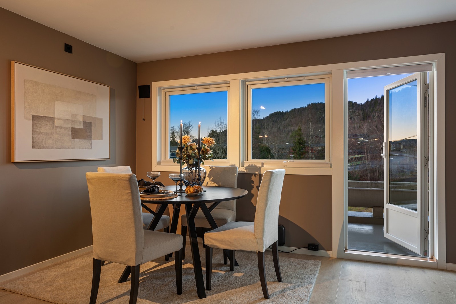 Spisestue med utgang til en usjenert terrasse Galleribilde