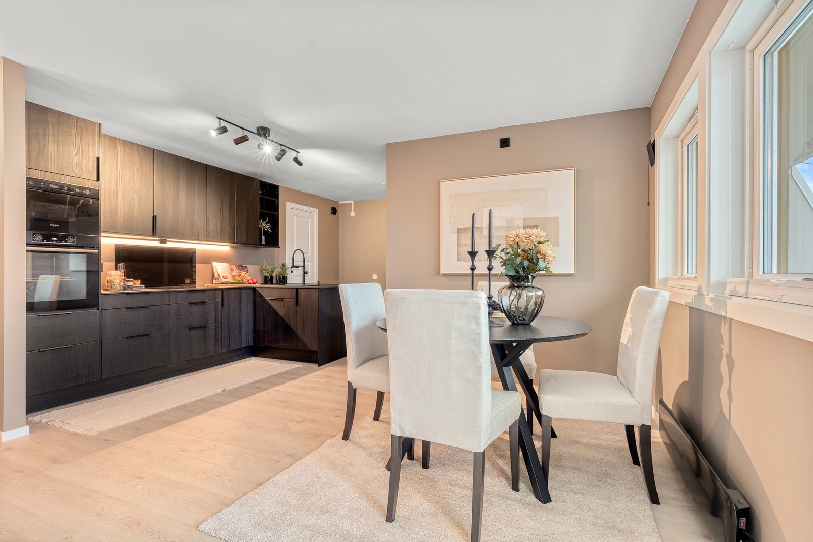 Kjøkkenets innredning fra Norema er ny og inkluderer kjøkkenøy og integrerte hvitevarer Galleribilde