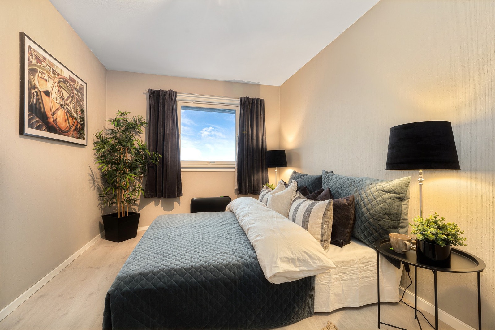 Ved stuen ligger et romslig soverom Galleribilde