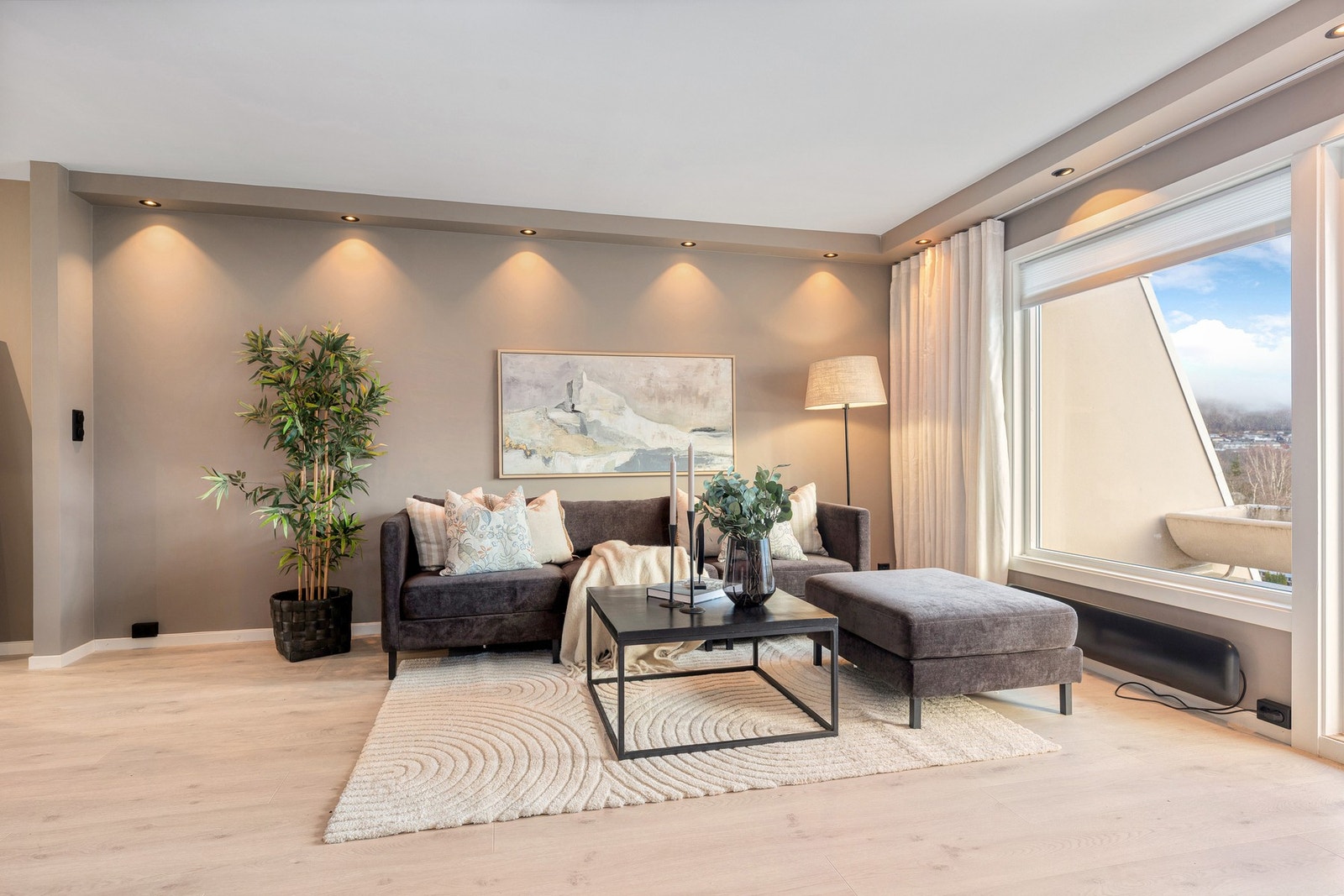 Stuen har flotte lysforhold med gode vindusflater, utsikt og utgang til terrasse Galleribilde