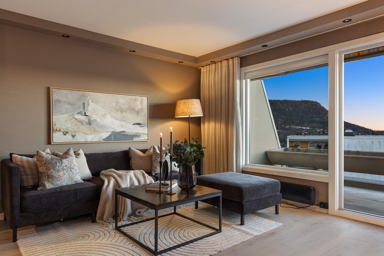 Stue og terrassen på stuesiden har praktfull utsikt mot Kolsåstoppen Galleribilde