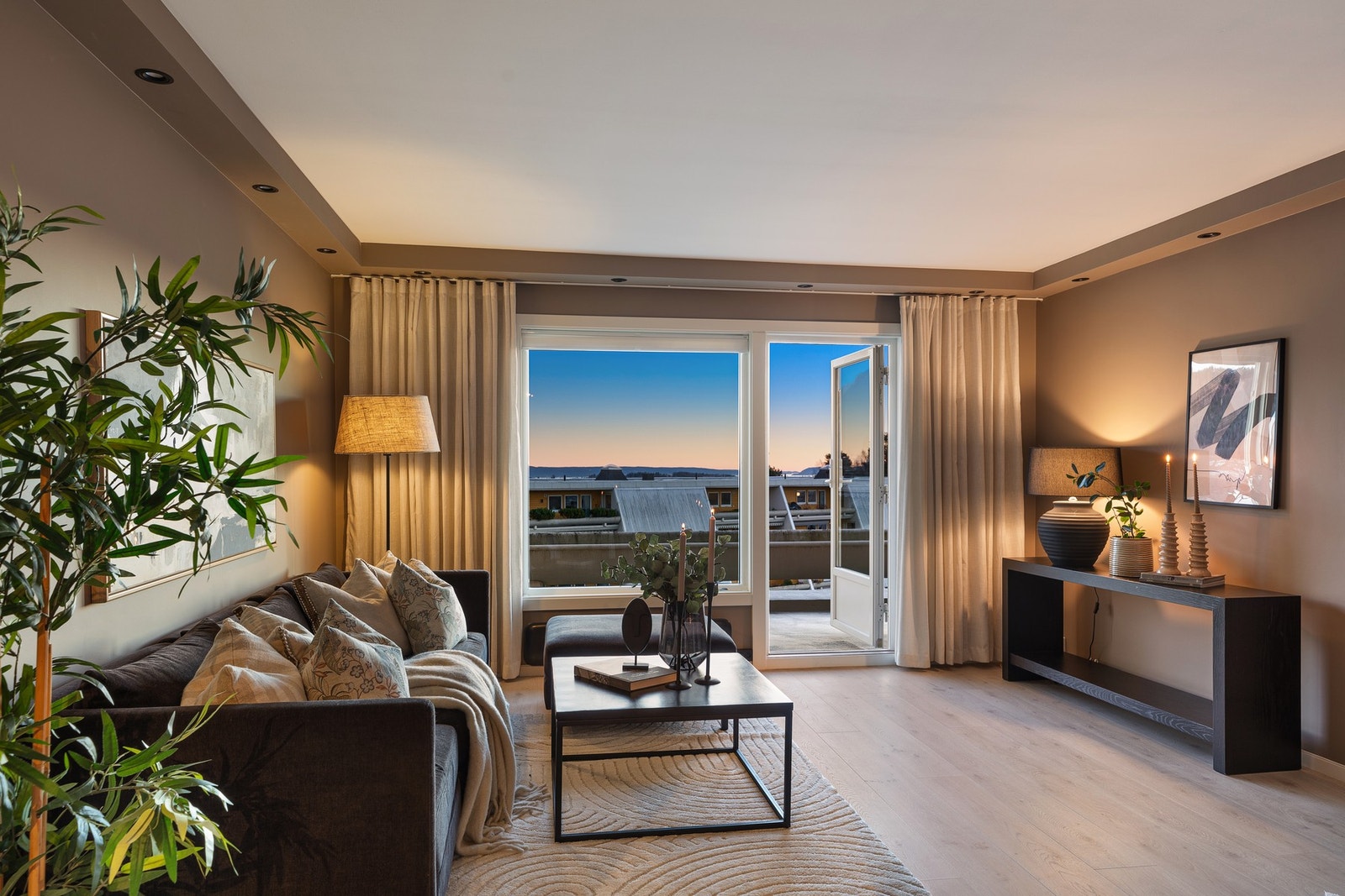 Den innholdsrike og gjennomgående leiligheten har god arealutnyttelse og en tiltalende stue med flott utsikt Galleribilde