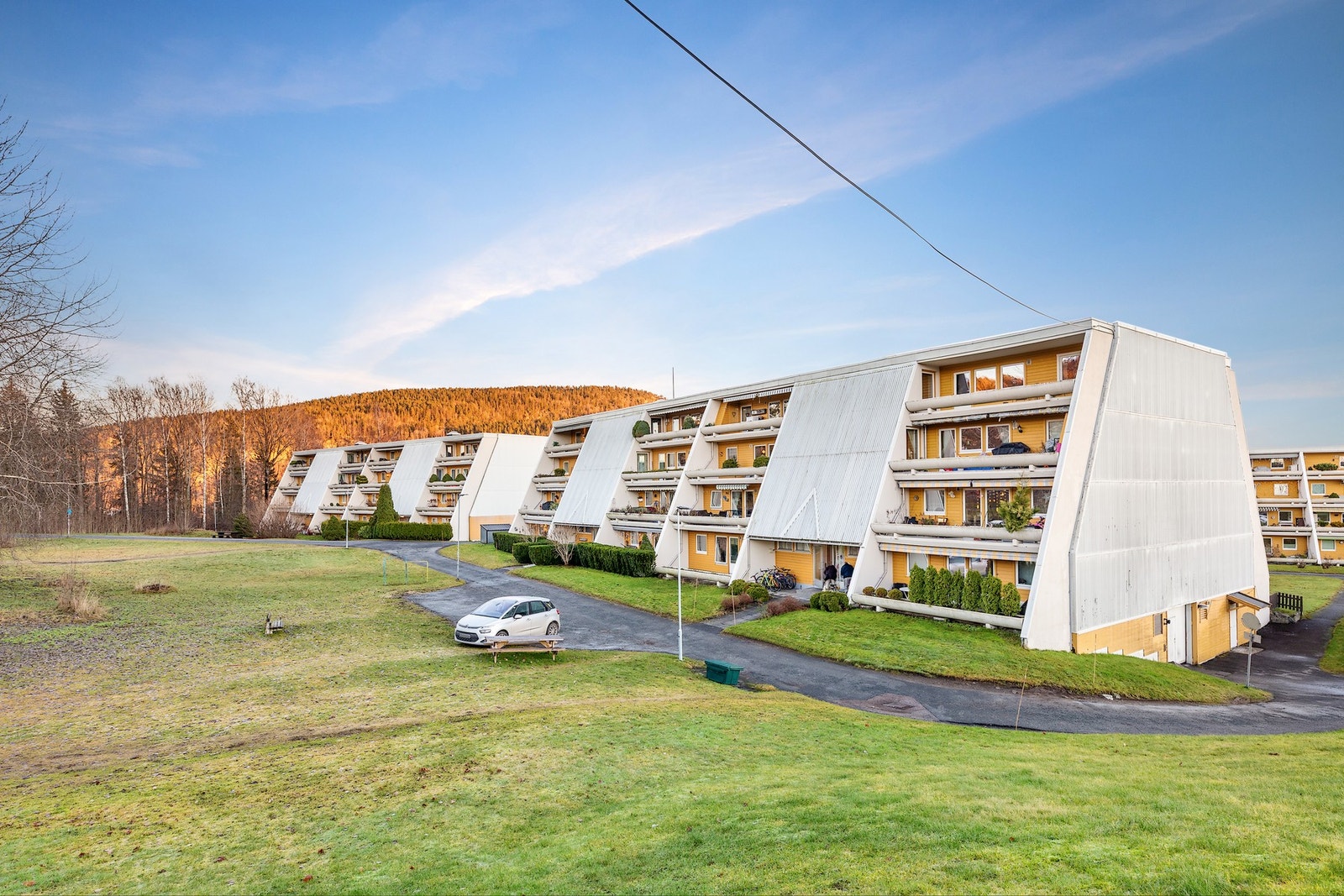 Leilighetsbygget inngår i et hyggelig bomiljø som ligger fritt til omgitt av store grøntområder Galleribilde