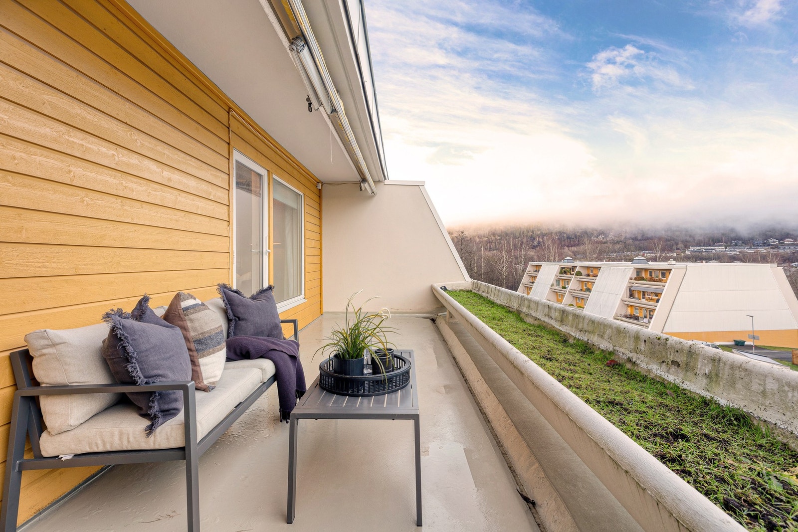 Det er montert markise i tilknytting til terrassen Galleribilde