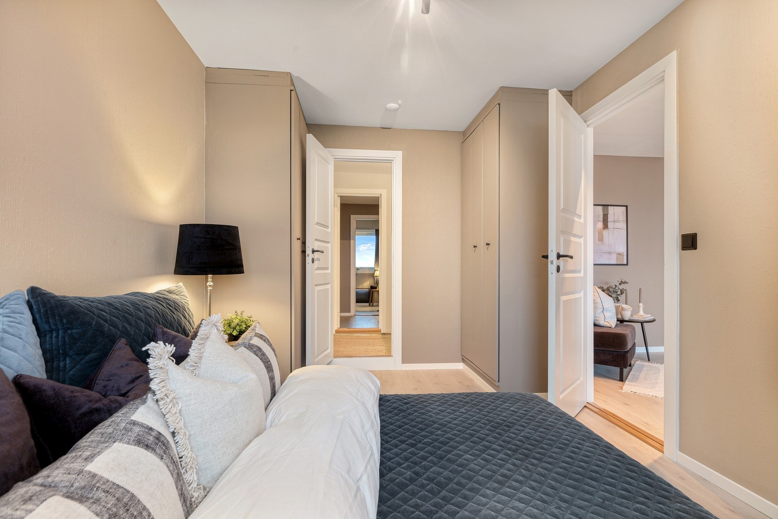 Soverommet ved stuen har videre tilgang til vaskerom/wc Galleribilde