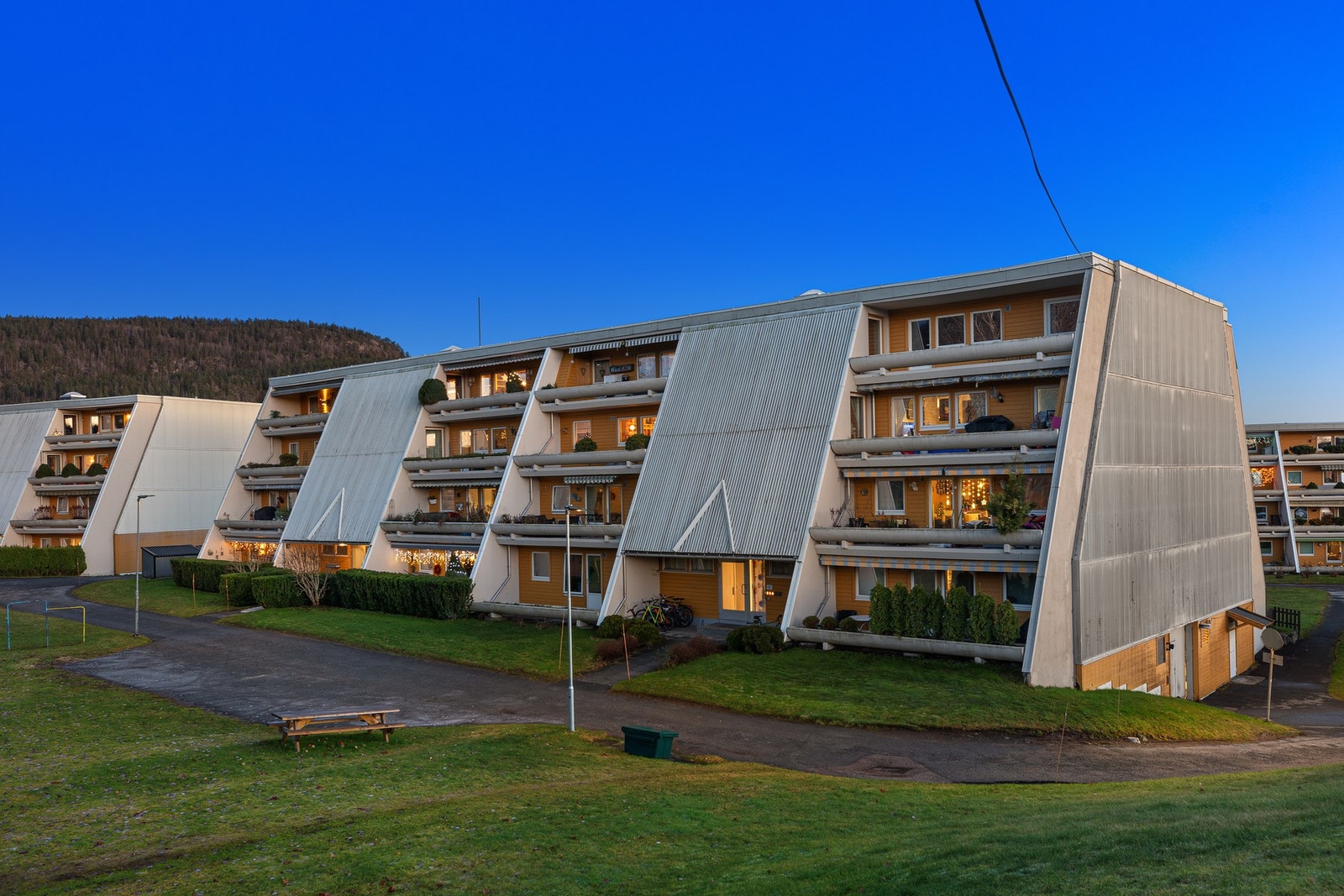 De pent holdte fellesområdene inkluderer asfalterte internveier/p-plasser, plenarealer og diverse beplantning Galleribilde