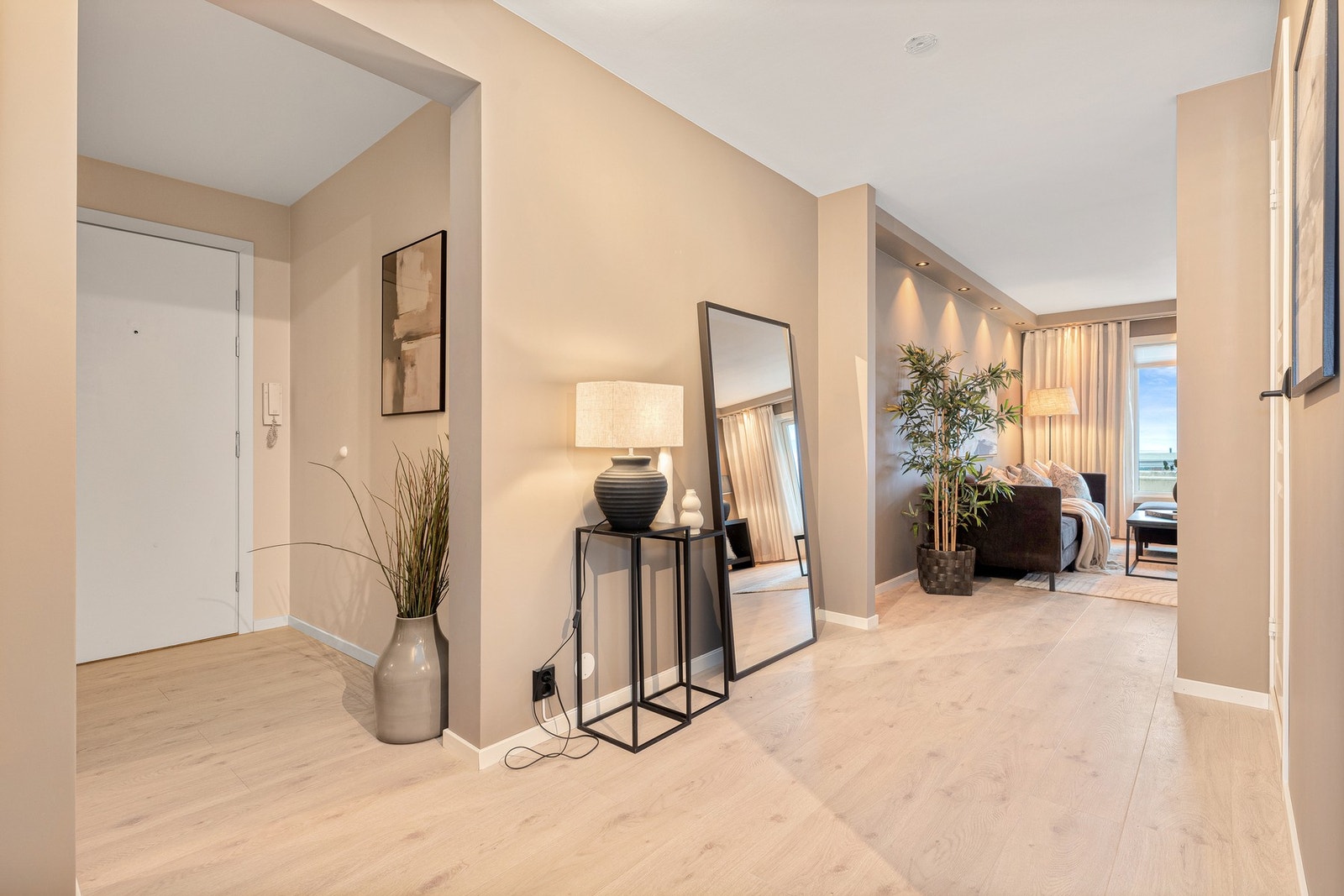 Leiligheten er gjennomgående, og entré/gang har tilgang både til stue og kjøkken Galleribilde