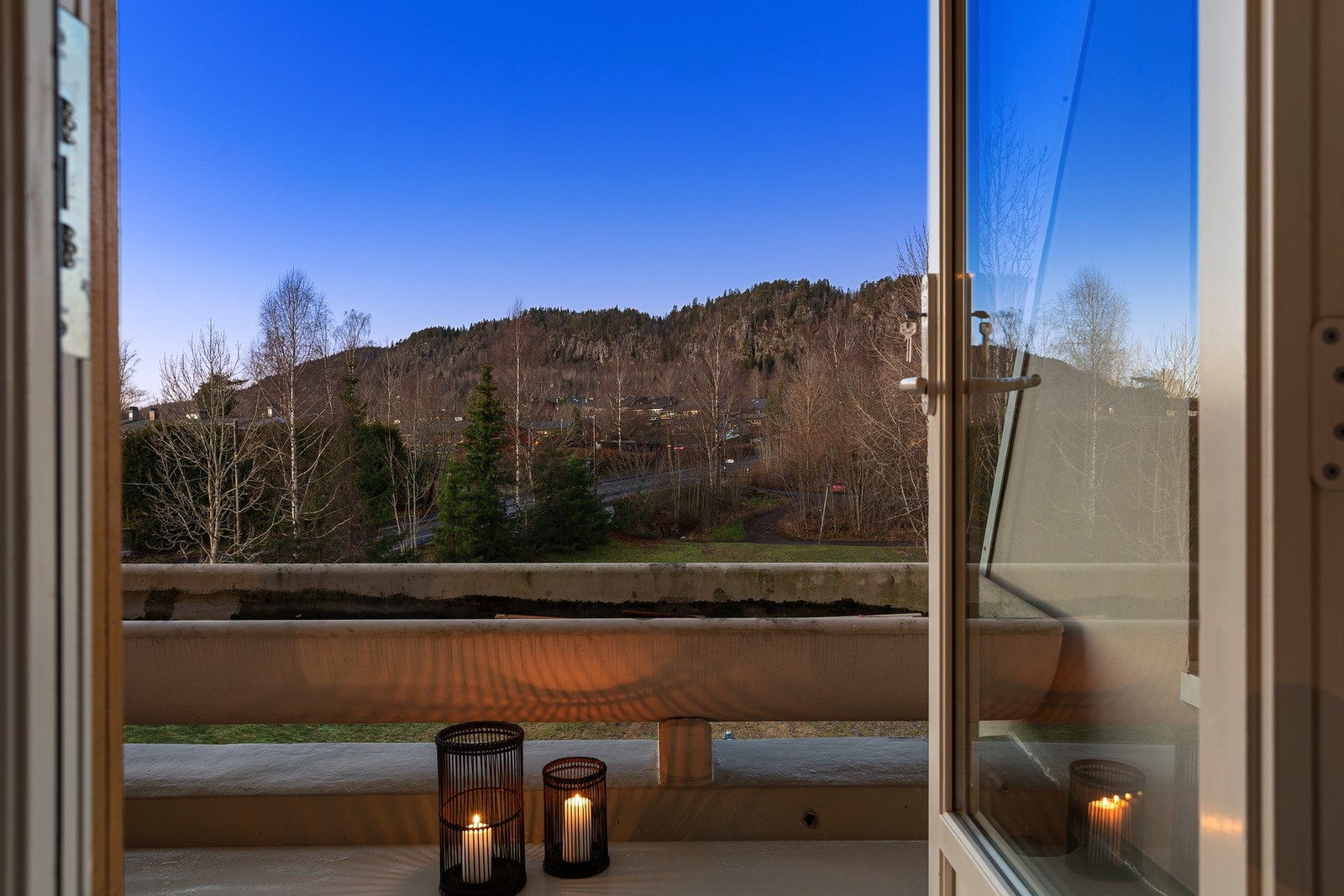 Terrassen på kjøkkensiden vender mot Eineåsen Galleribilde