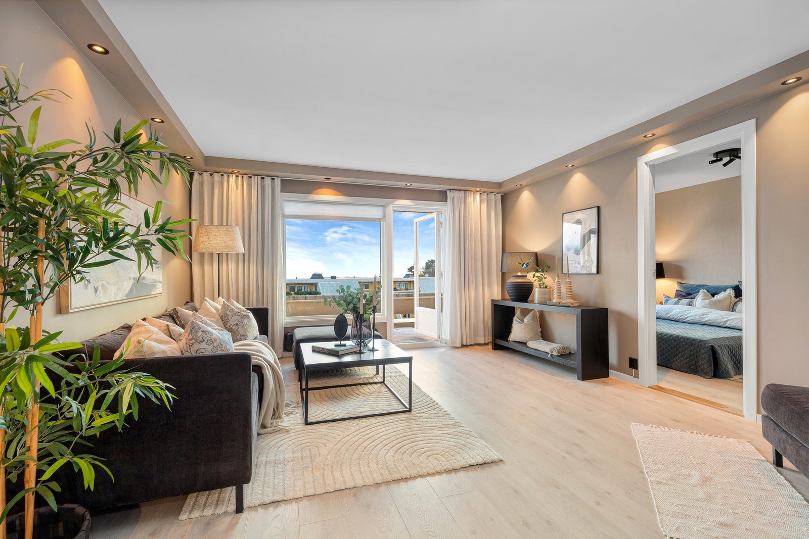 Stuen har god plass for en romslig sofagruppe Galleribilde