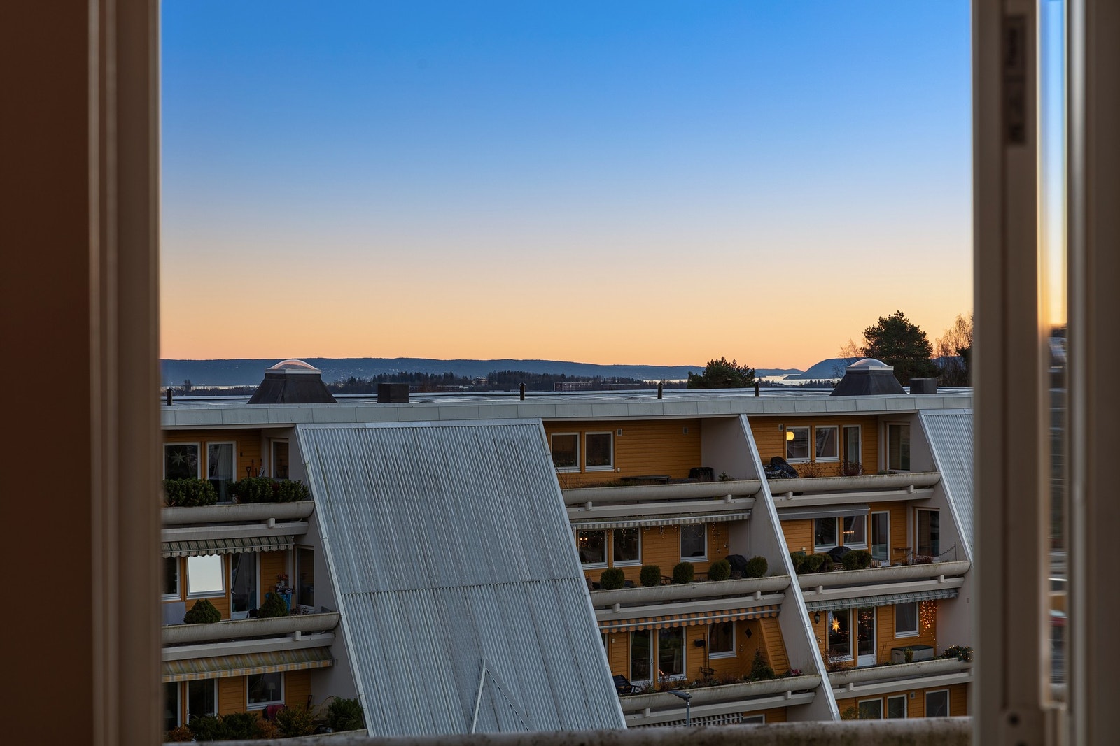 Fra stue/terrasse har toppleiligheten også utsikt til Oslofjorden Galleribilde