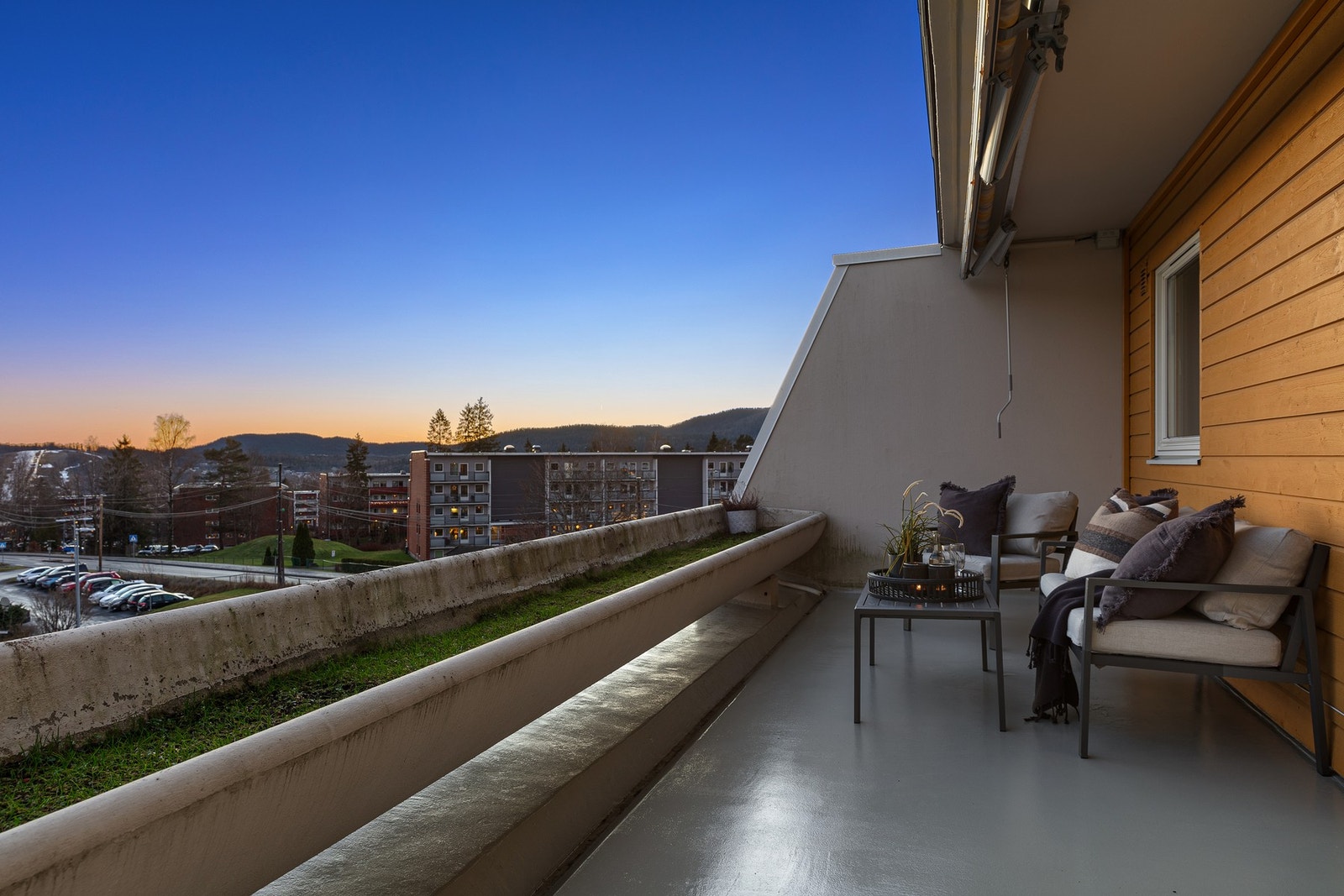 Terrassen ved stue har fin plass for utemøbler Galleribilde