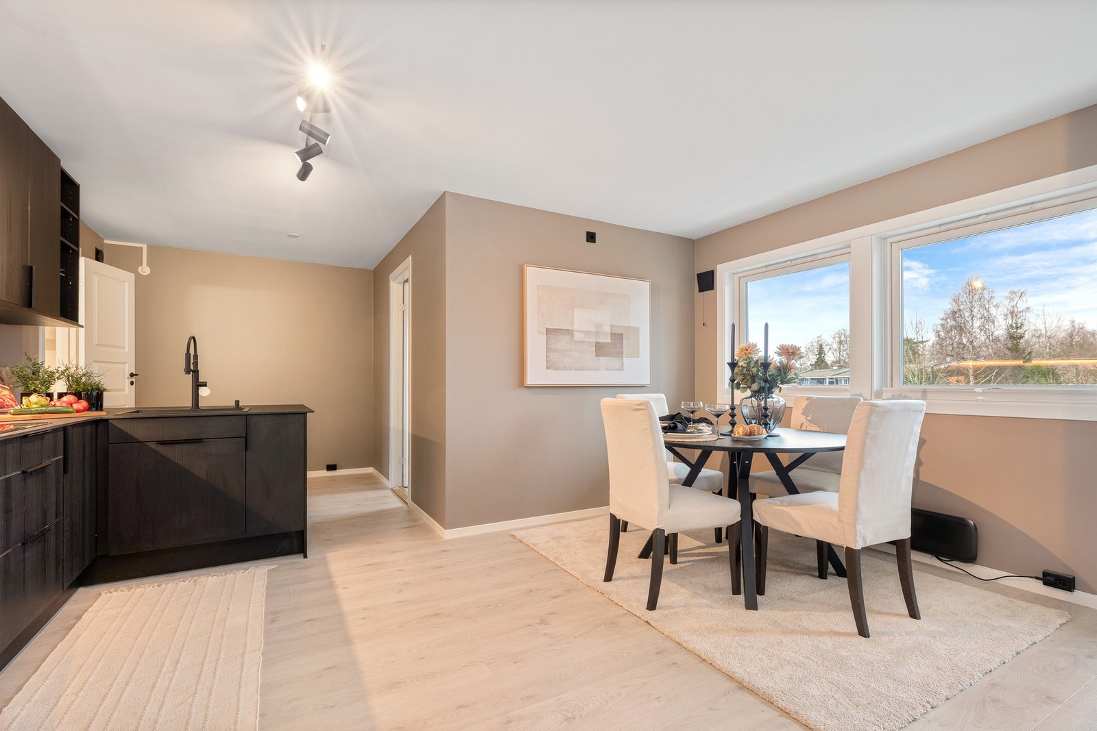 Kjøkkenet har god plass til spisebord Galleribilde