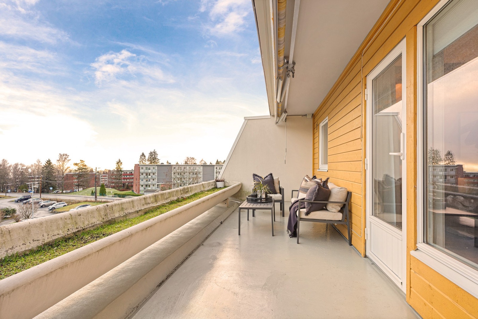 Sørøstvendt delvis overbygget terrasse på rundt 14 m2 med utgang fra stue Galleribilde