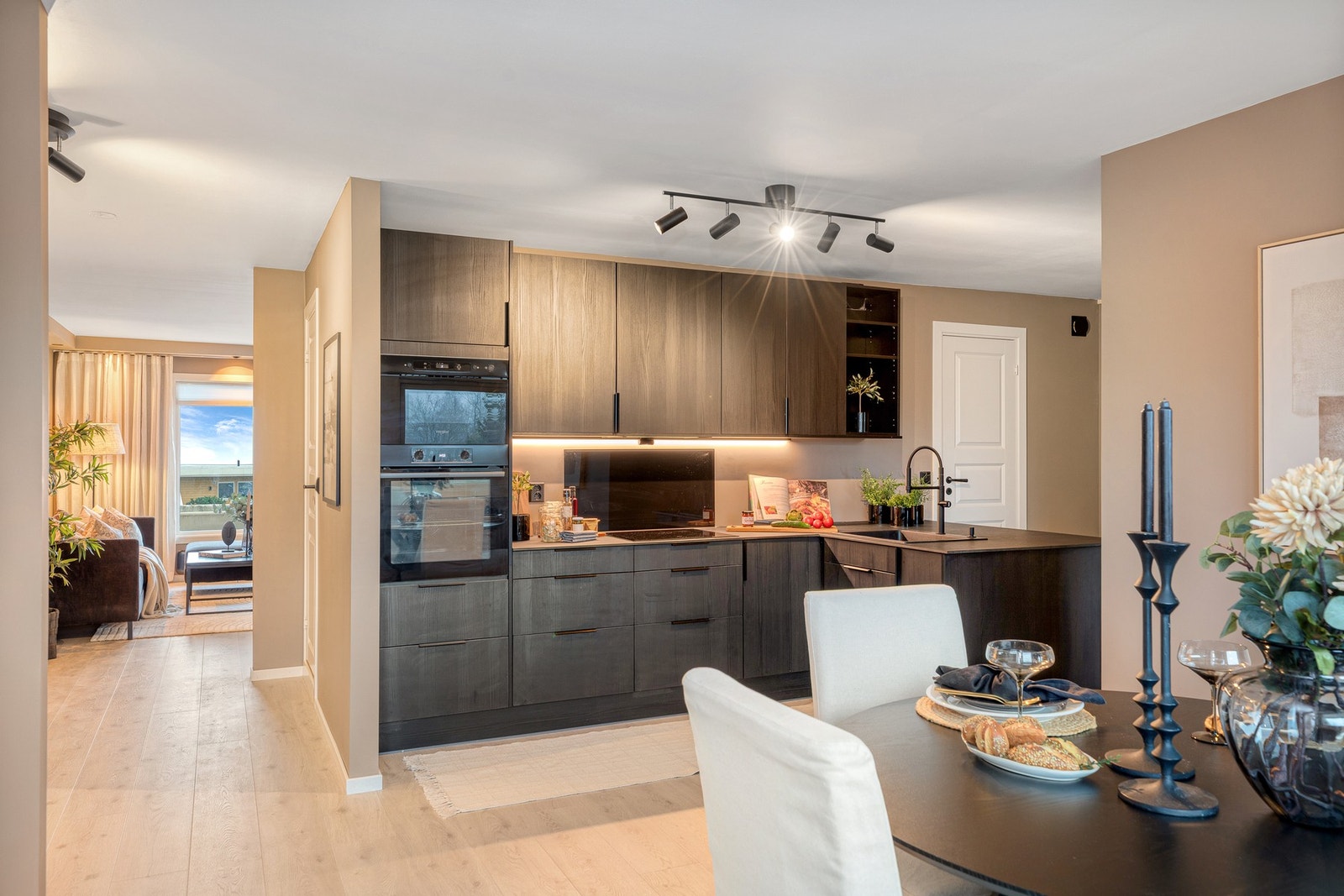 Leilighetens kjøkken har et lekkert preg med pene detaljer og et moderne uttrykk Galleribilde