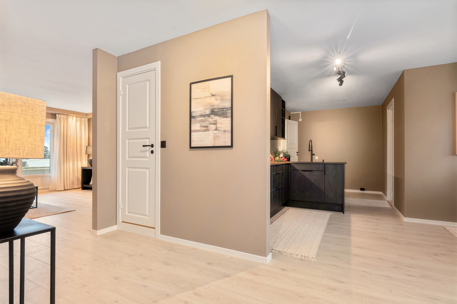 Gang mellom stue og kjøkken har adkomst til leilighetens bad Galleribilde