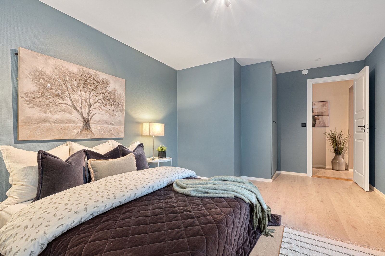 Hovedsoverom har god størrelse, med plass for garderobeskap, dobbeltseng og tilhørende oppbevaringsmøbel Galleribilde