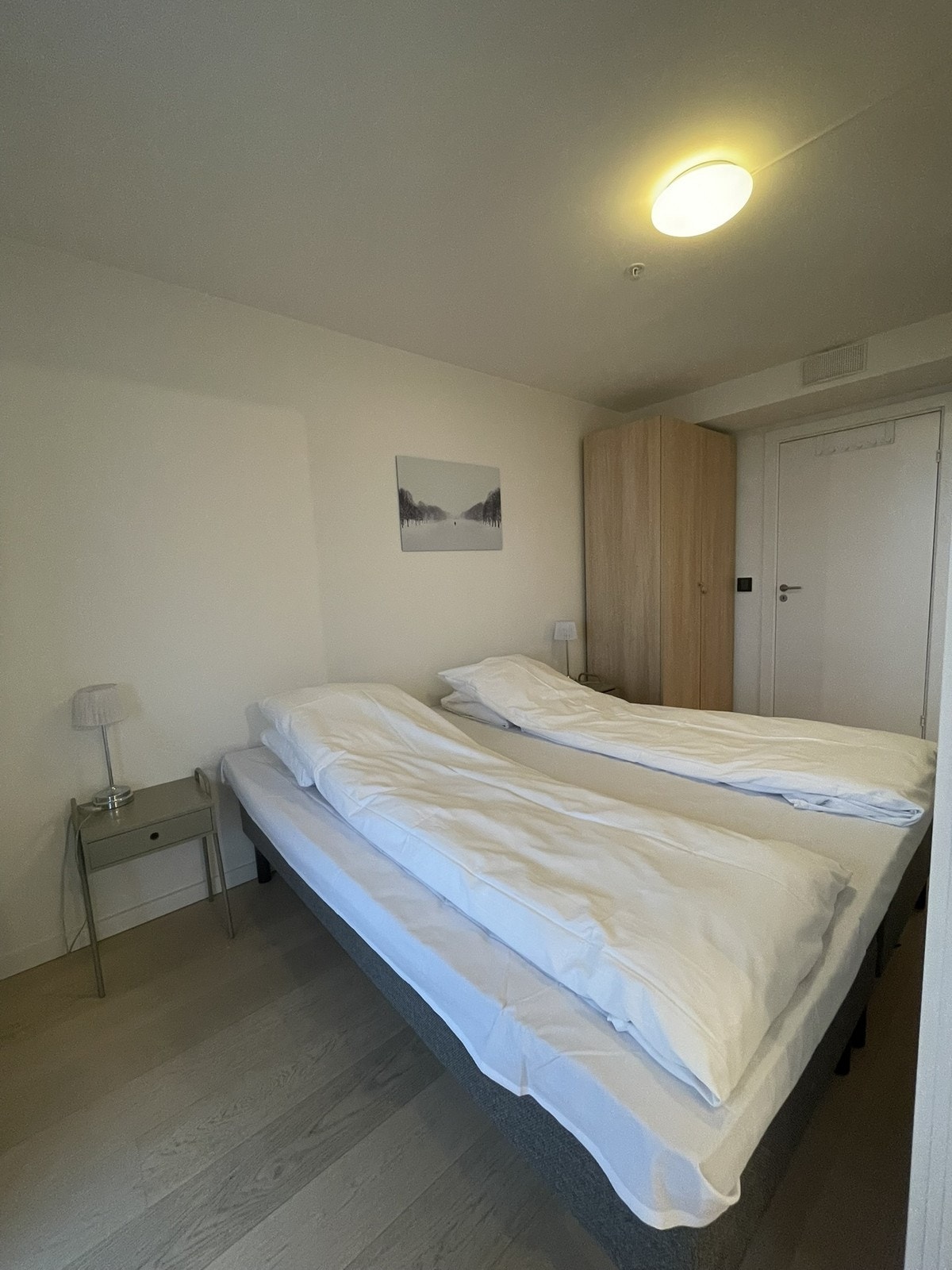 Soveom med garderobeskap. Fra soverom er det inngang til leilighetens bad Galleribilde