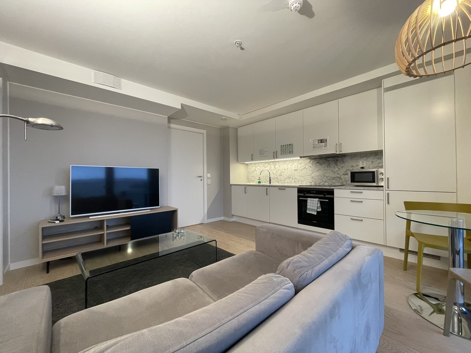 Moderne kjøkken med integrerte hvitevarer Galleribilde