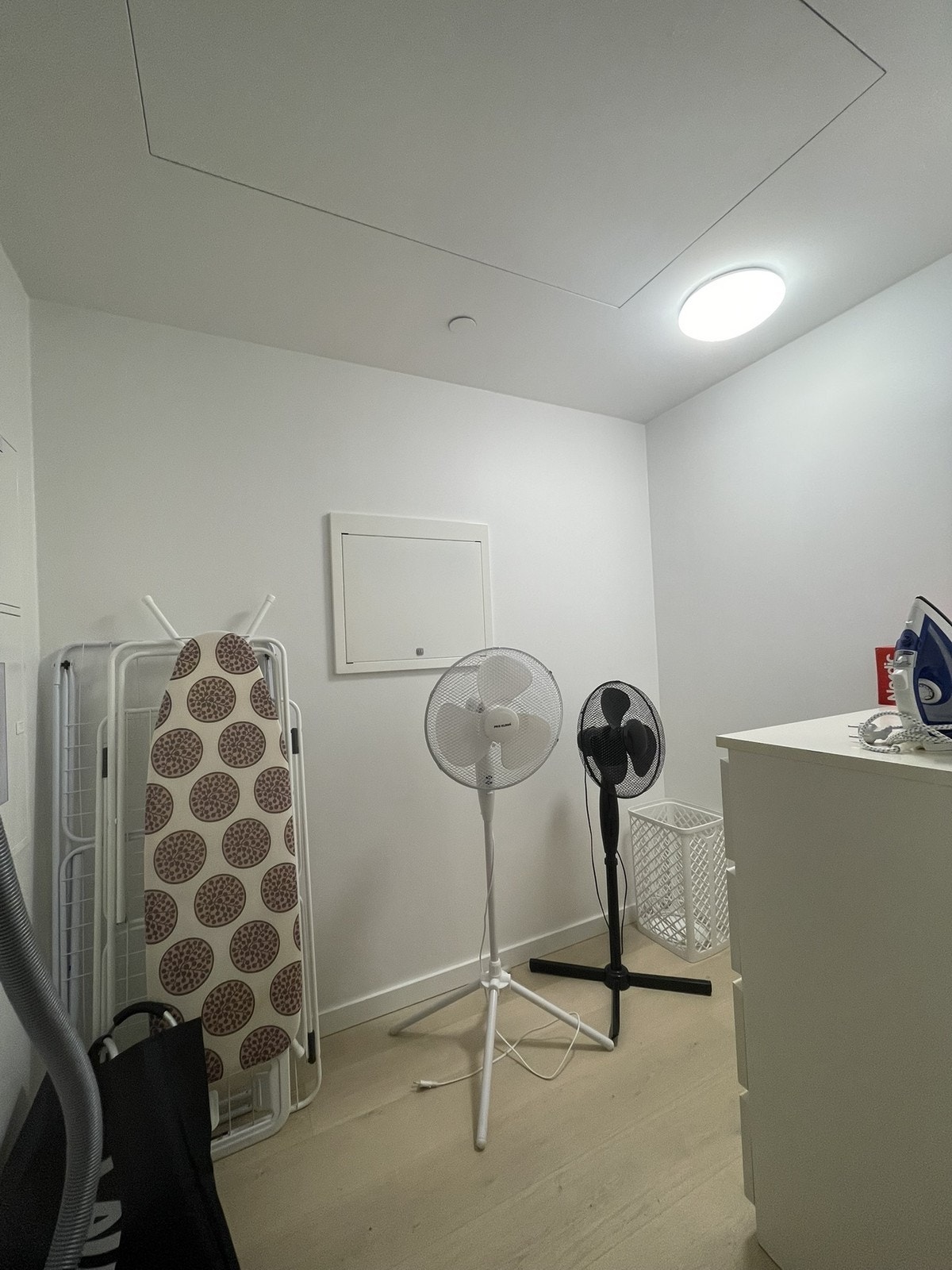 Romslig innvendig bod som kan brukes som garderoberom Galleribilde