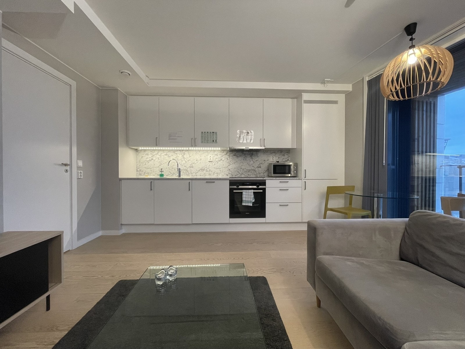 Stue og kjøkken i åpen løsning Galleribilde