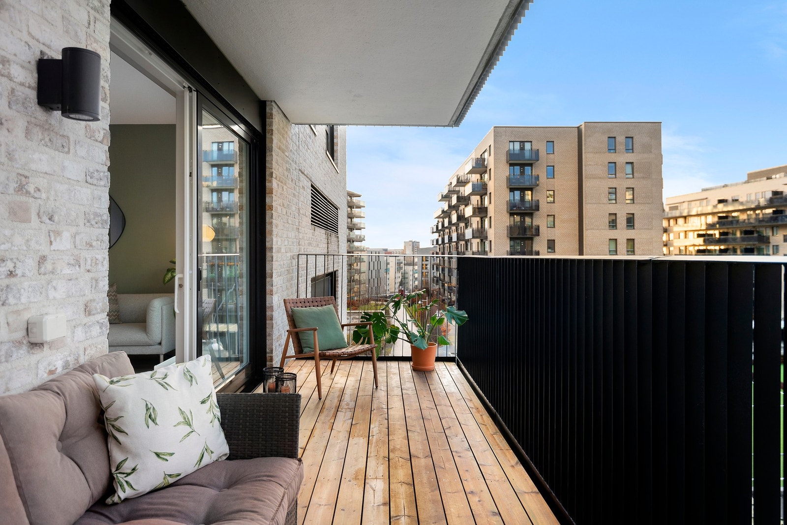 Fra stuen har du utgang til balkong på ca. 12 kvm med gode solforhold. Galleribilde