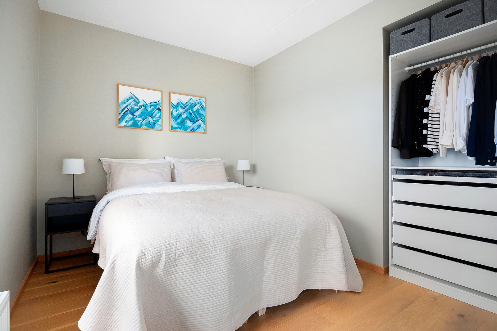 Stort hovedsoverom med garderobeskap Galleribilde