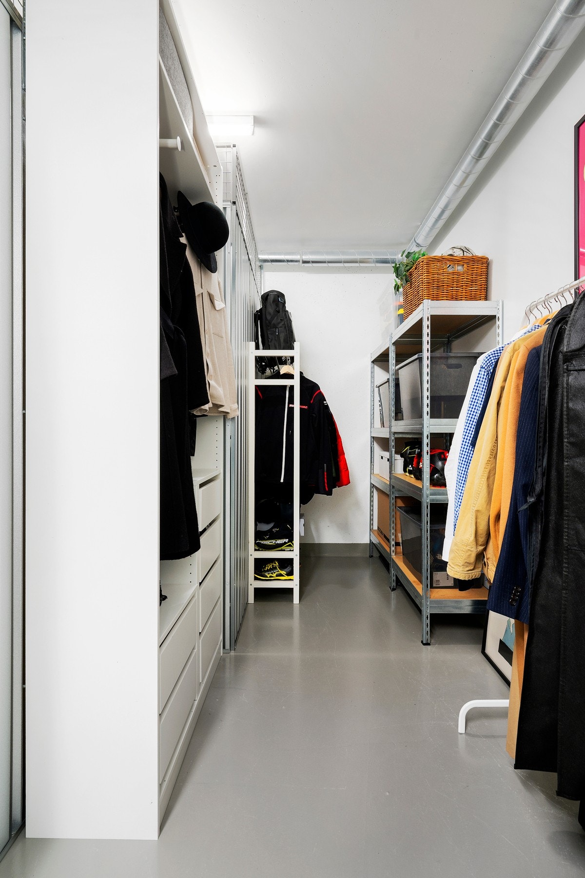 Bod ved inngangspartiet med god lagringsplass Galleribilde