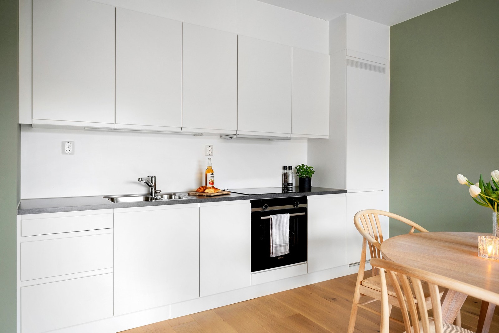 Lyst pg pent kjøkken fra Sigdal - Integrerte hvitevarer medfølger Galleribilde