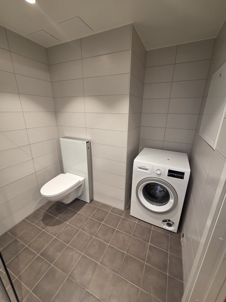 Fresh bad med opplegg for vaskemaskin og tørketrommel Galleribilde