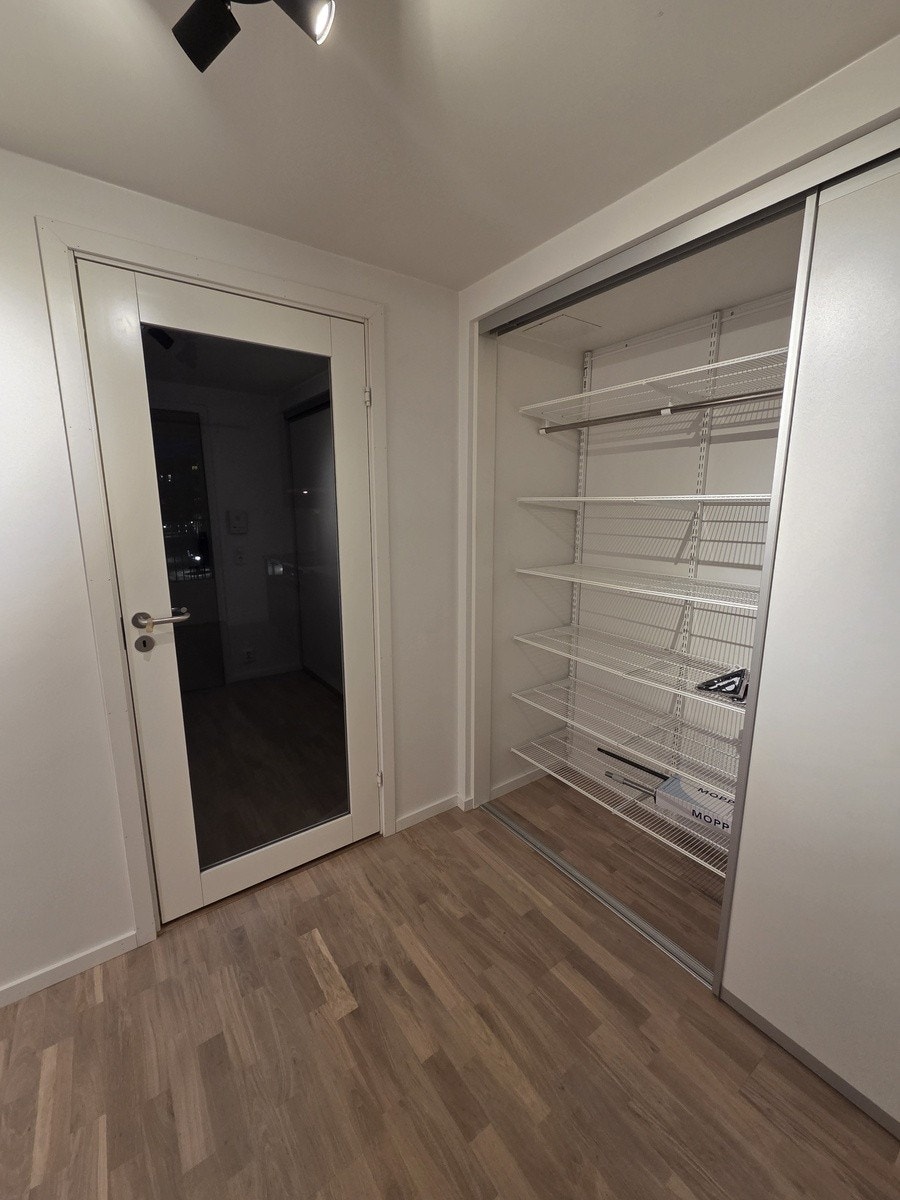 Inngang med stor skyvedørsskap Galleribilde