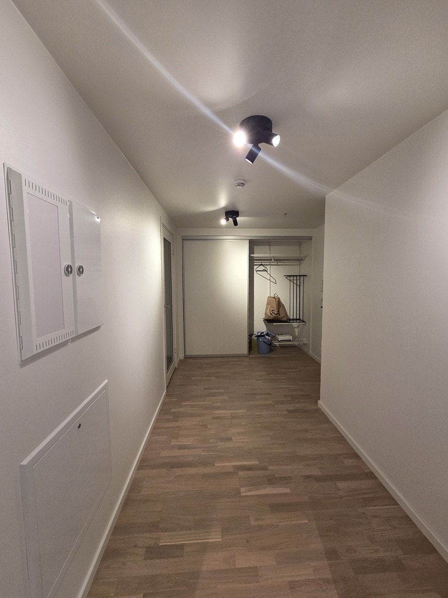 Inngang med stor skyvedørsskap Galleribilde