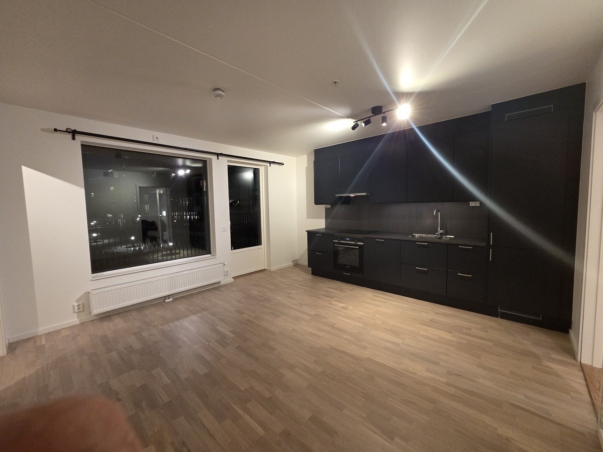 Elegant kjøkken med integrerte hvitevarer Galleribilde