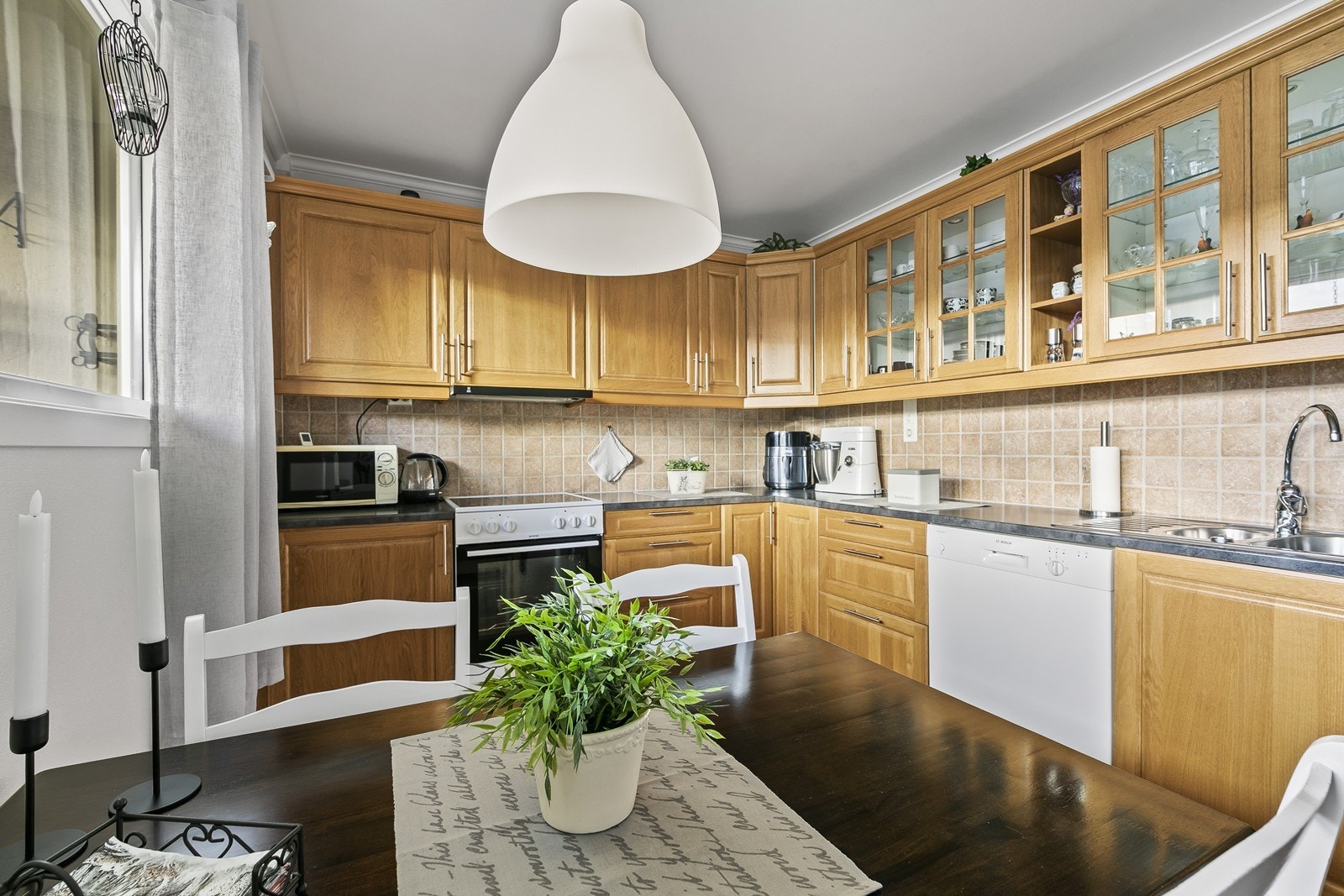 Pen kjøkkeninnredning som har godt med benkeplass Galleribilde