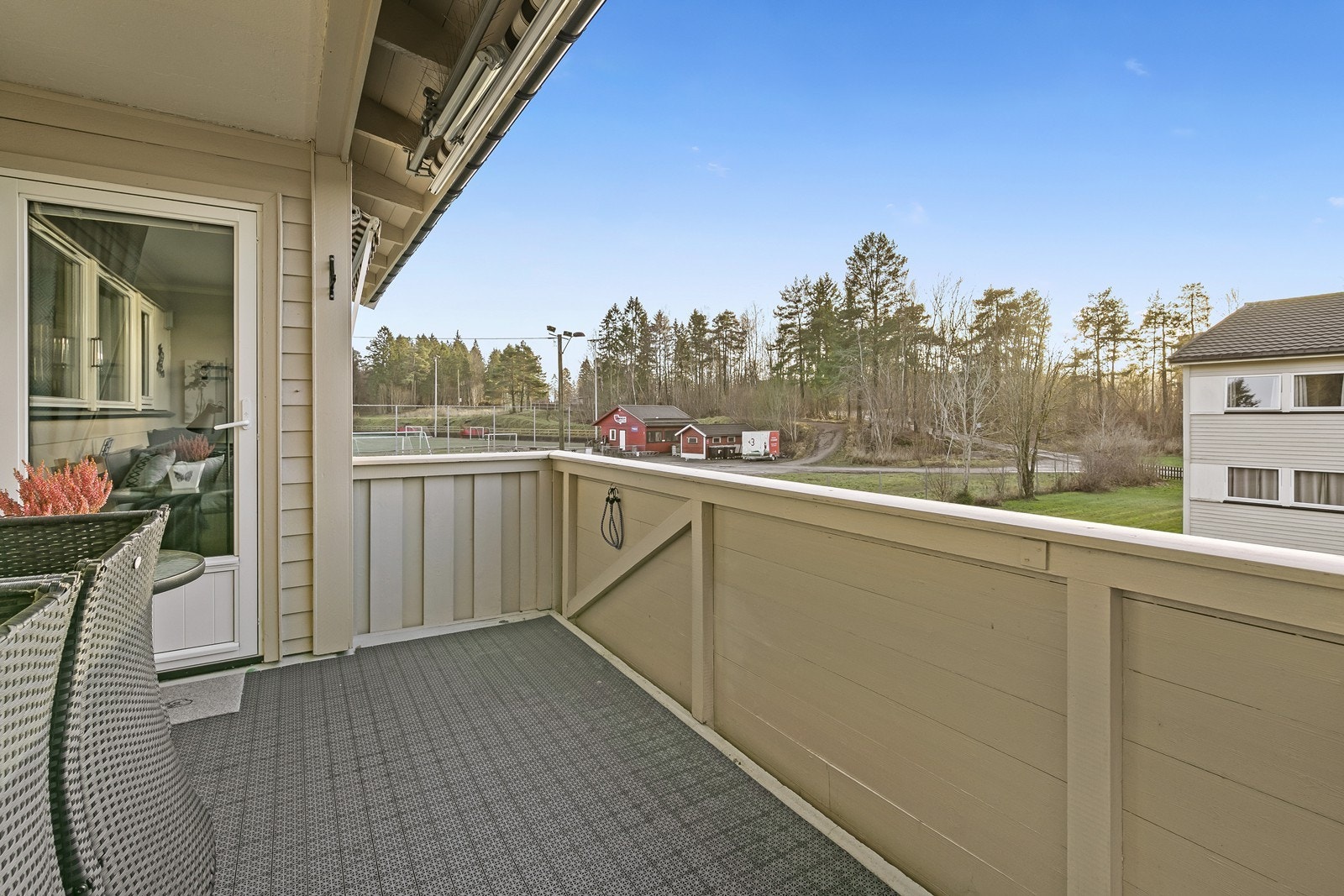 Solrik, vestvendt balkong med markise Galleribilde