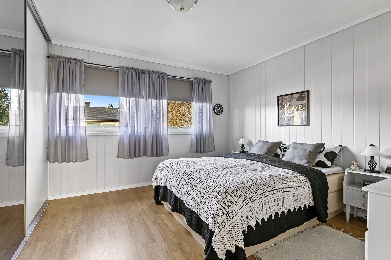 Romslig hovedsoverom med skyvedørsgarderobe Galleribilde