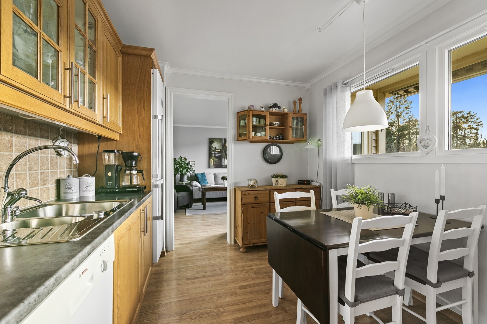 På kjøkkenet er det plass til frokostgruppe Galleribilde