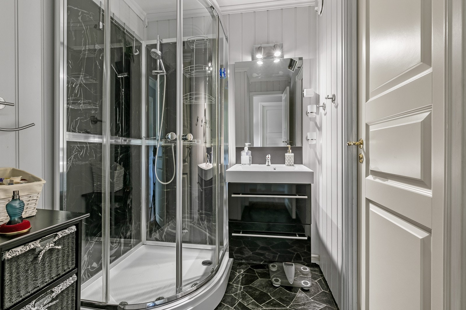 Separat bad og toalettrom i leiligheten Galleribilde