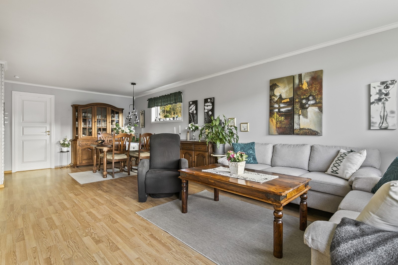 God plass til sofagruppe og spisestuemøblement i stuen Galleribilde