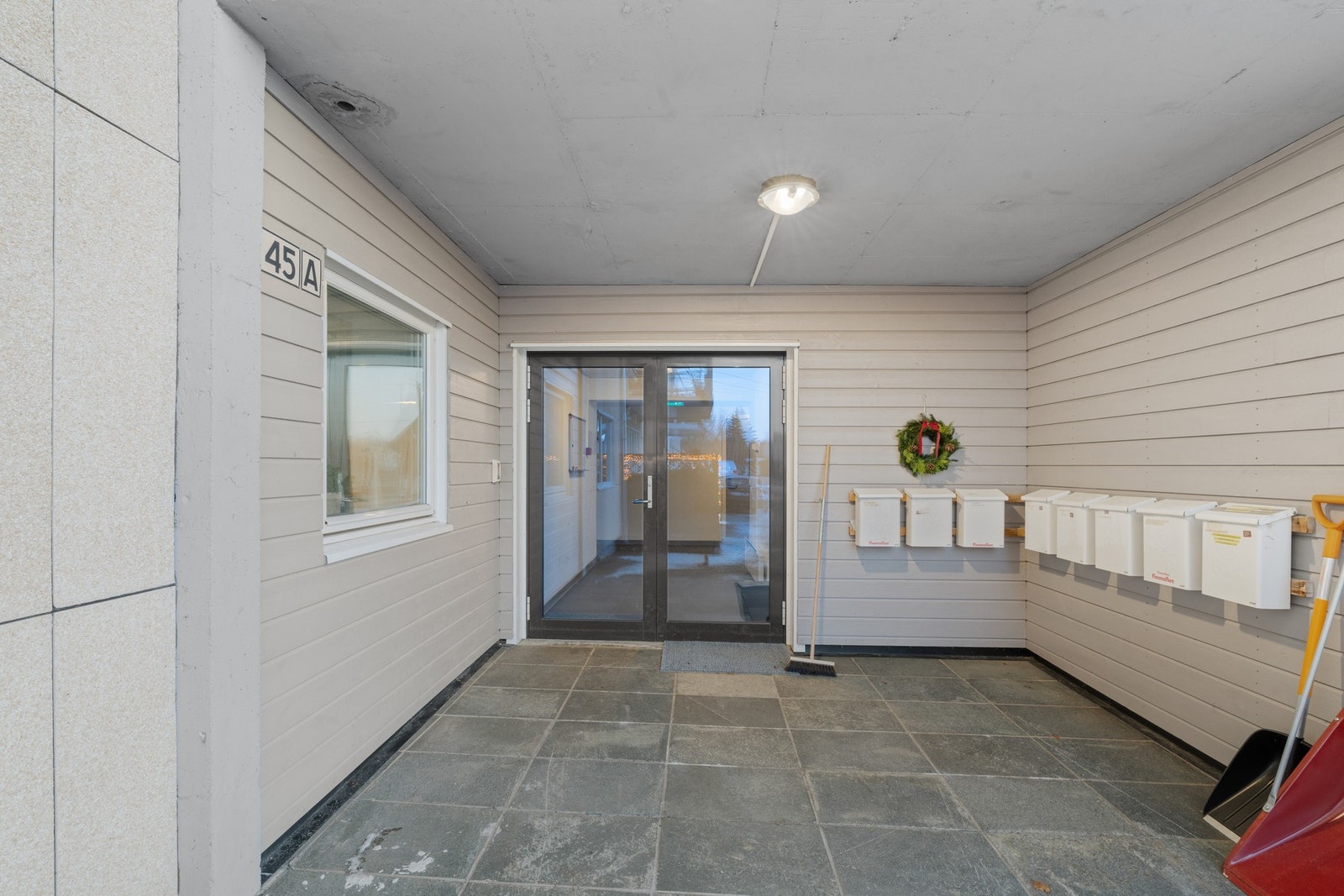 Hyggelig og skjermet inngangsparti Galleribilde