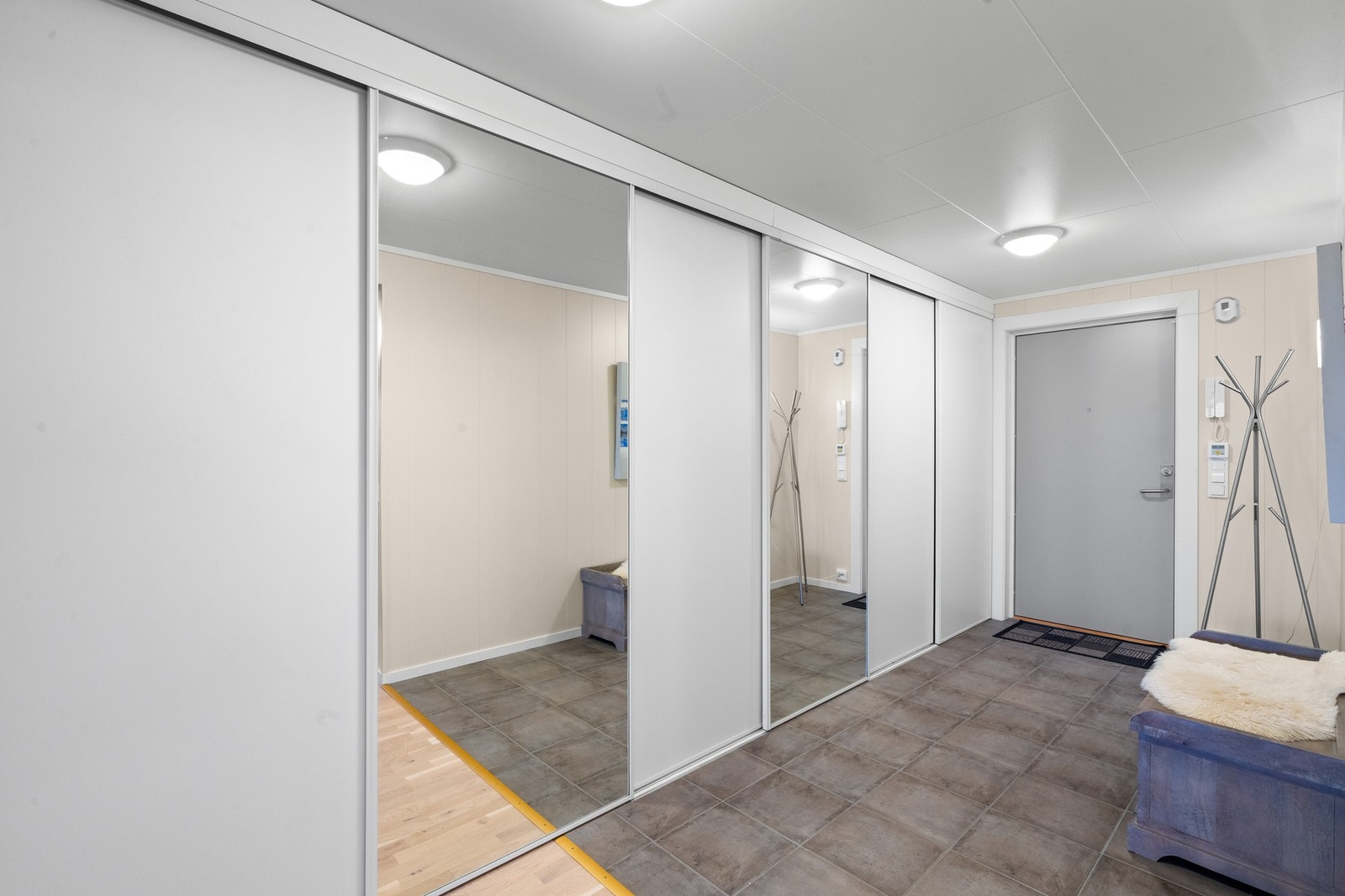 Entrèen er romslig med stor skyvedørsgarderobe - perfekt for organisering av klær og sko Galleribilde