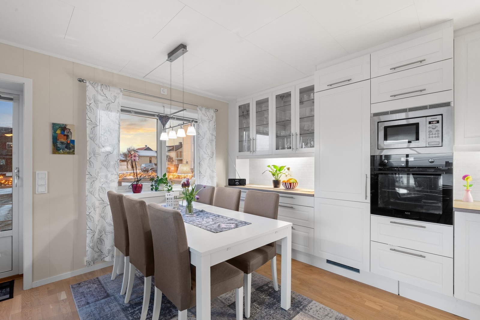 Det er også god plass for romslig spisebord på kjøkkenet og hvitevarene er integrerte Galleribilde