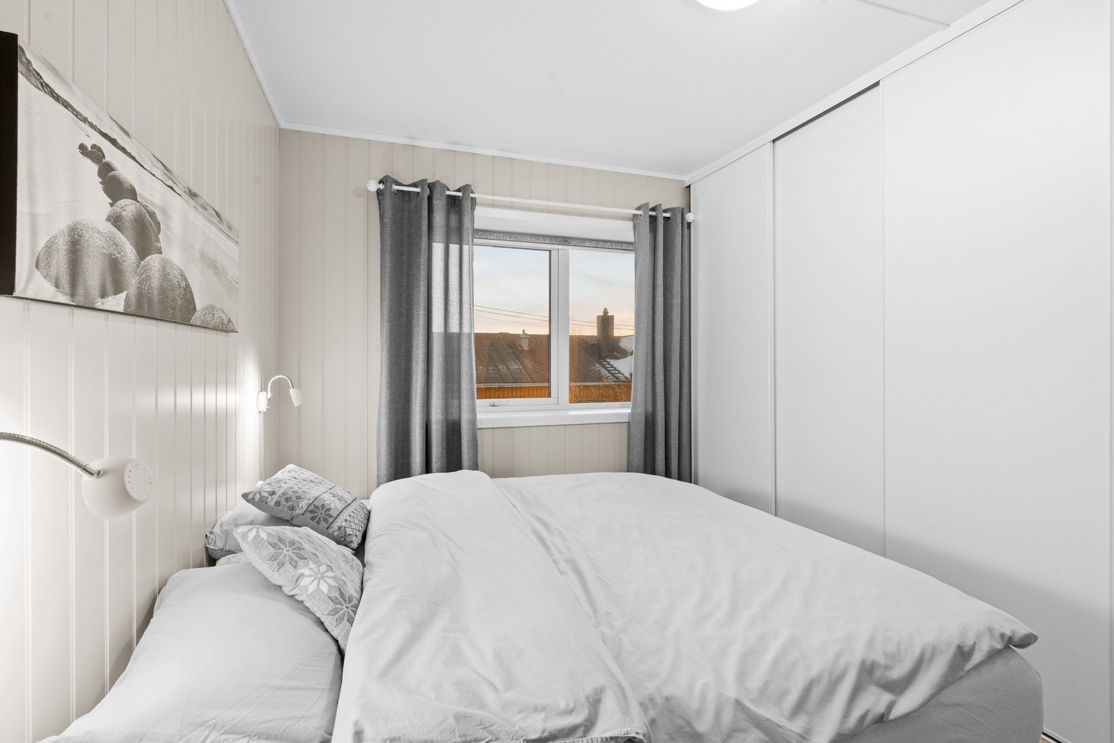 På soverom I er det stor skyvedørsgarderobe Galleribilde