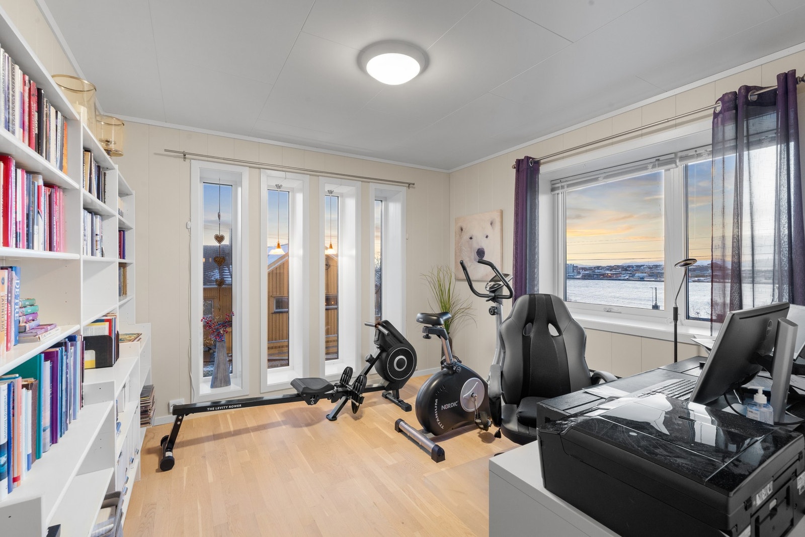 Kontor og treningsrom. Også her er det godt med lys innslipp og flott utsikt Galleribilde