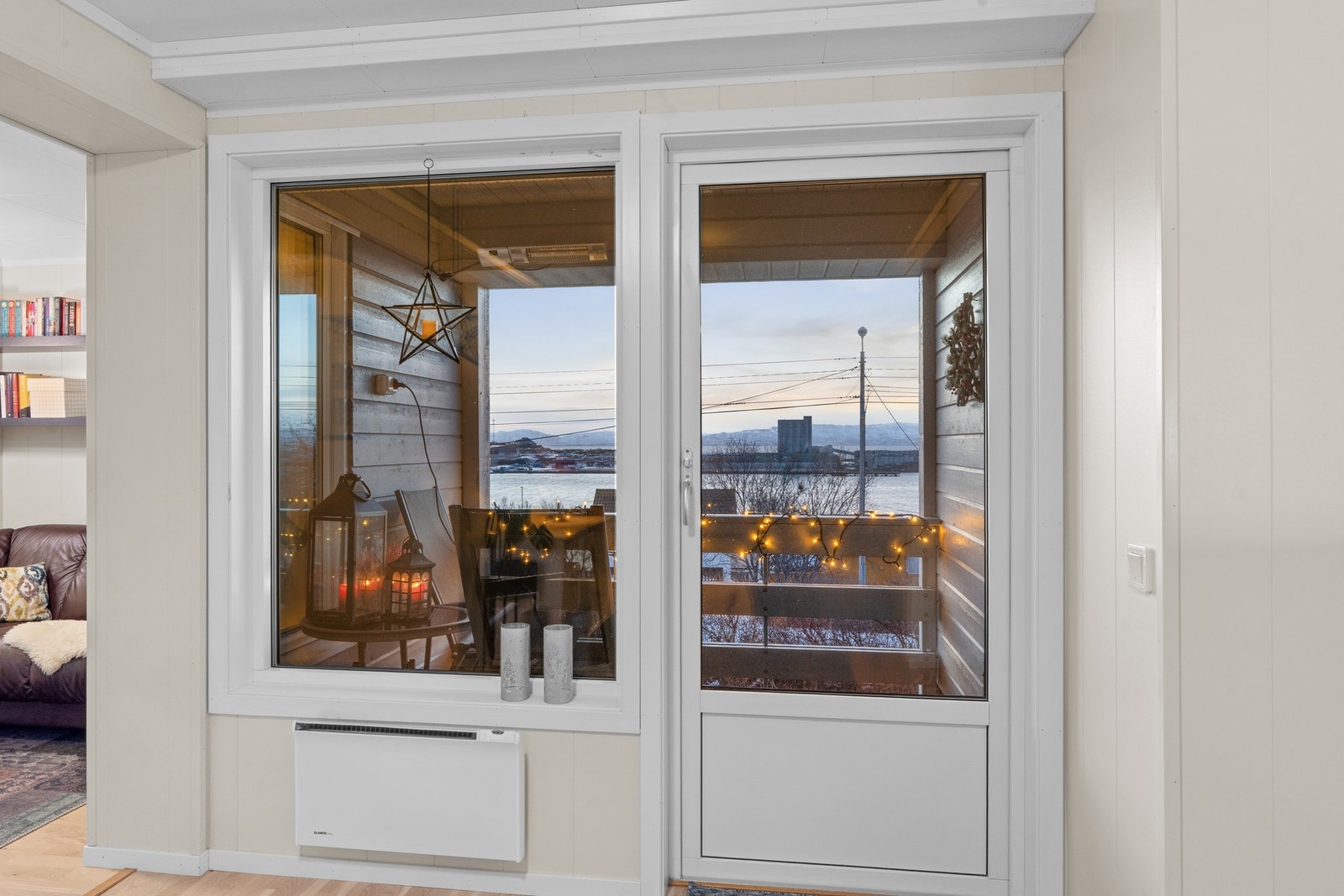 Fra ekstra stuen er det utgang til balkong som er godt skjermet Galleribilde