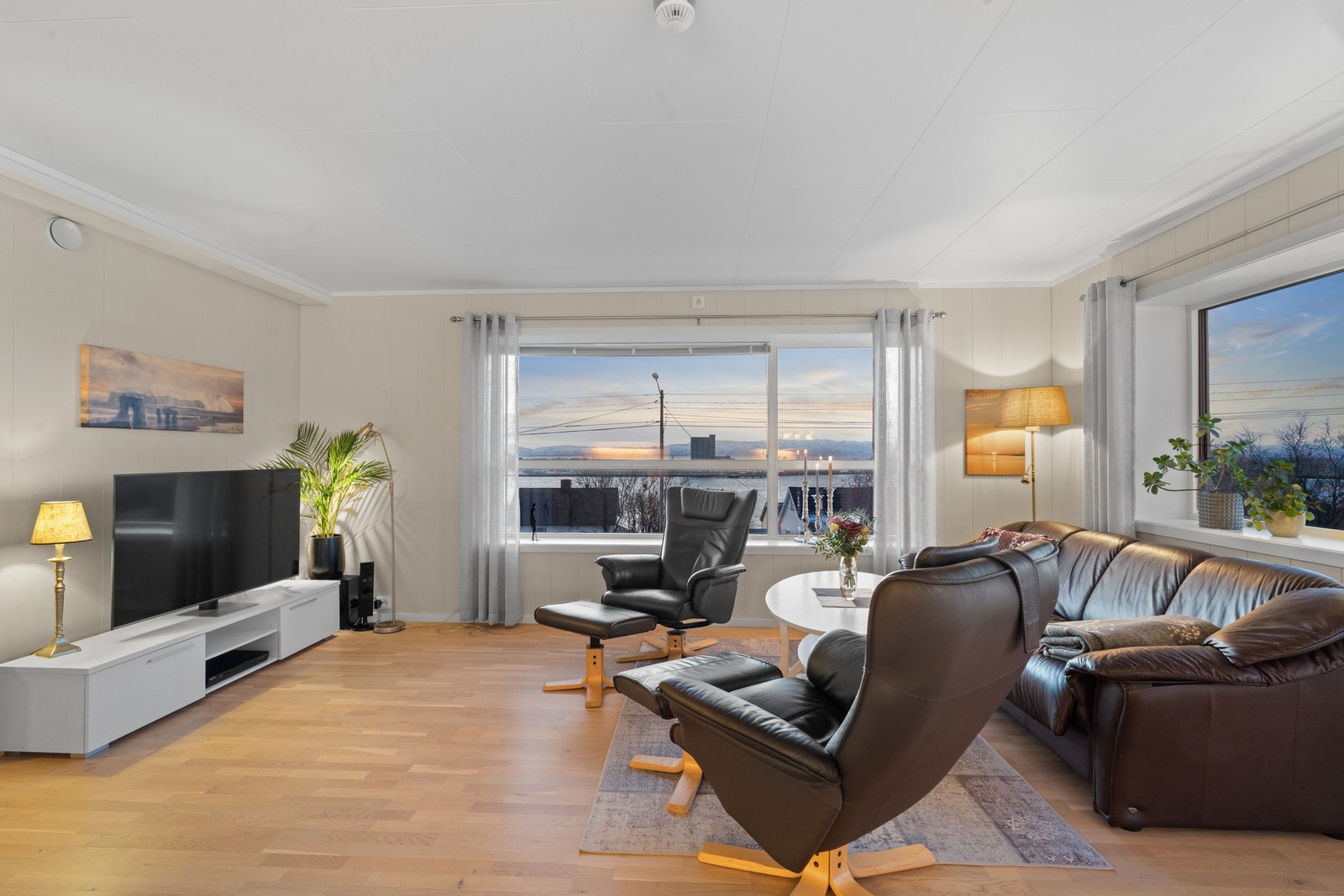 I stuen er den flotte utsikten ivaretatt med store vindusflater Galleribilde