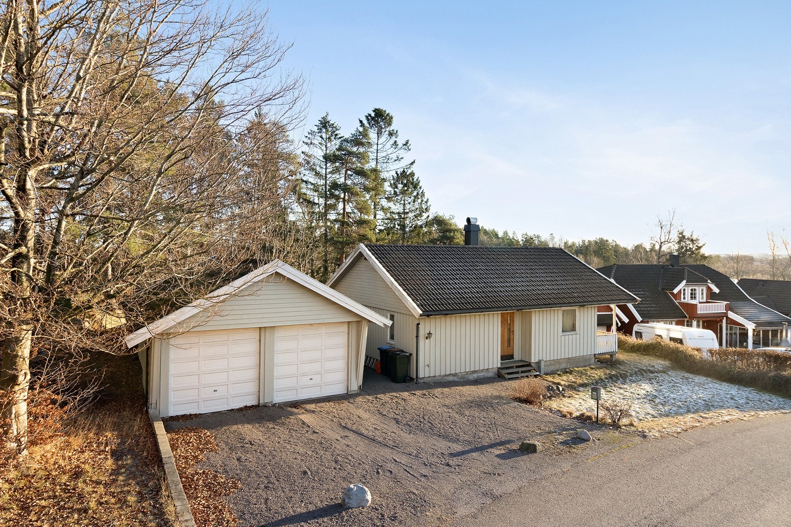 Dobbel garasje med elbillader Galleribilde